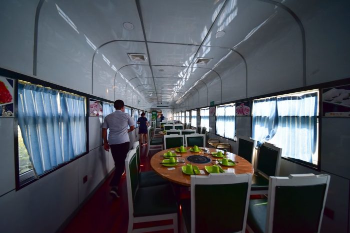 充满浓浓复古味道的火车厢酒店，火车厢餐厅（废旧绿皮火车厢改造）
