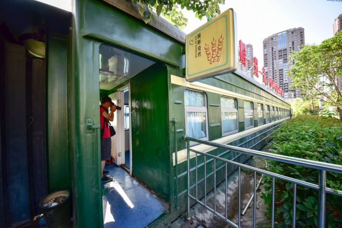 充满浓浓复古味道的火车厢酒店，火车厢餐厅（废旧绿皮火车厢改造）