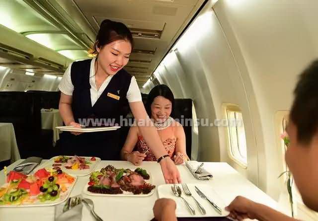 武汉有家退役的飞机餐厅，整个飞机可供70人就餐