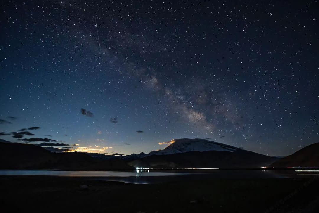 新疆帕米尔高原不周山营地星空房，看星空银河