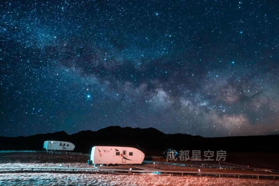 新疆点将台营地均价3000的星空房酒店，璀璨的星空和牛羊