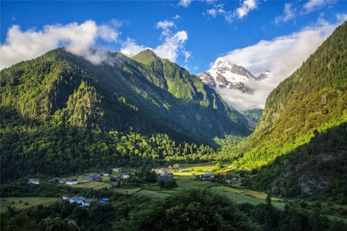 云南梅里雪山星空房酒店，体验气势磅礴的雪山和冰川