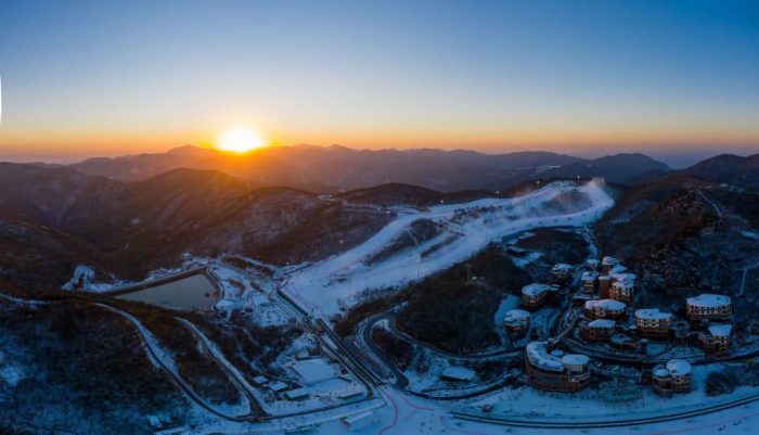 家门口的专业雪场，云上草原星空房酒店